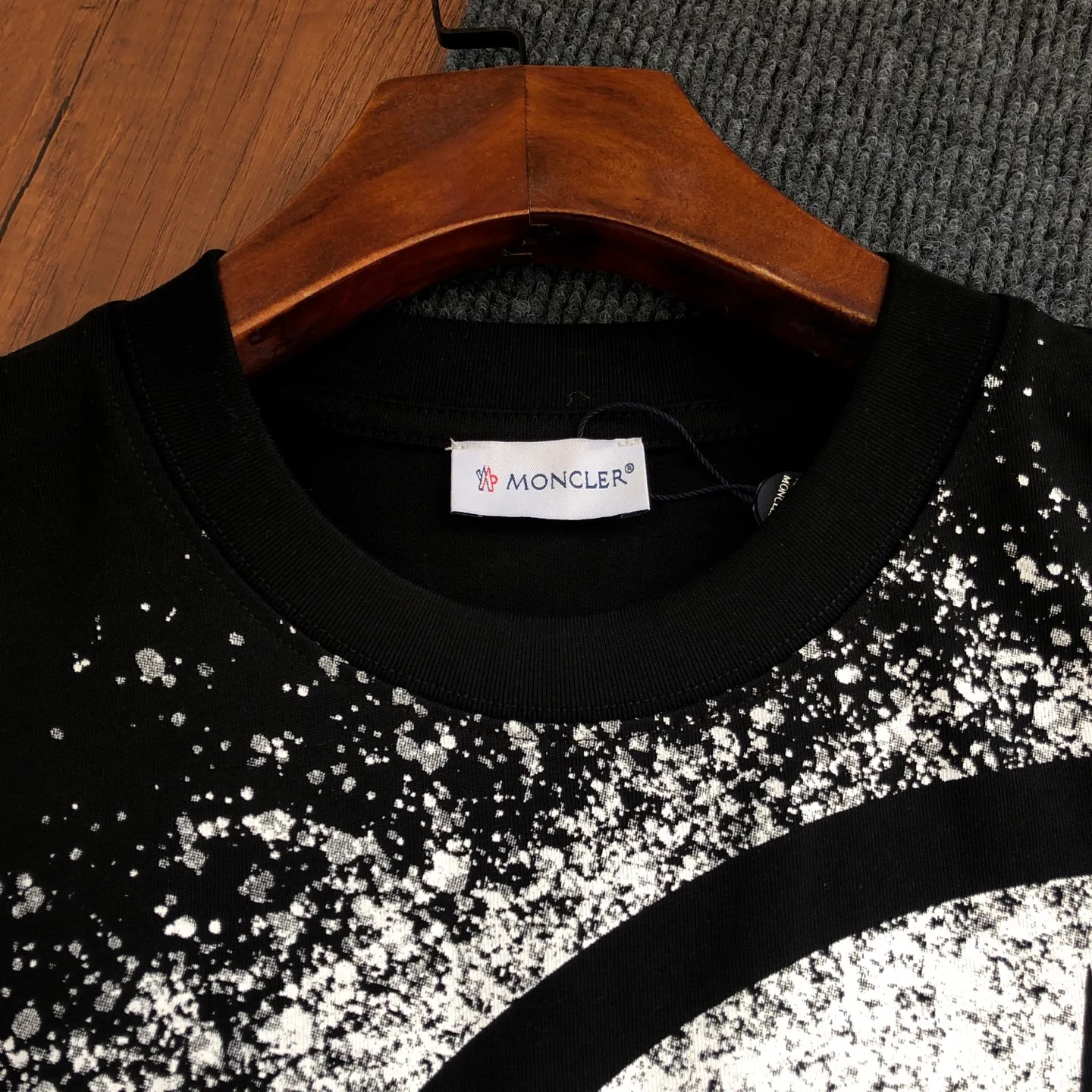 Moncler/ 2026 New Arrival logo T ⚠ ⚠ Quality⚠ Same Style logo ， ， Versatile Same Style Quality : White Black Gray Size : XS ～ L XS : 110 70 58.5 21.5 S : 114 72 60 22 M : 118 74 61.5 22.5 L : 122 76 63 23